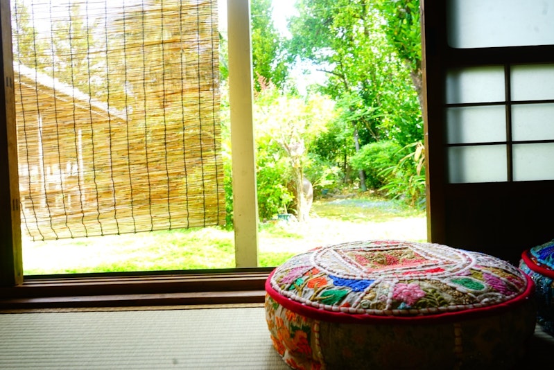 縁側から琉球古民家やマンゴーの木、ヤシの木等が見えて南国気分♪