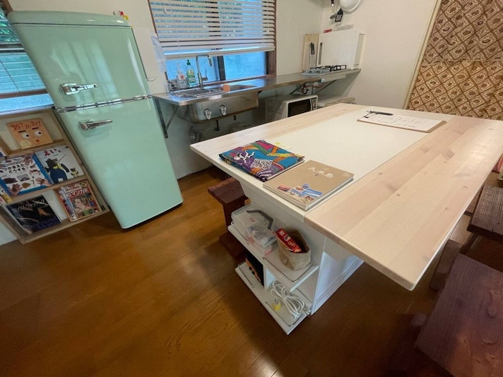 料理の作業台やデスクワークにも使えます！ このテーブルの引き出しに食器類などが収納されています。