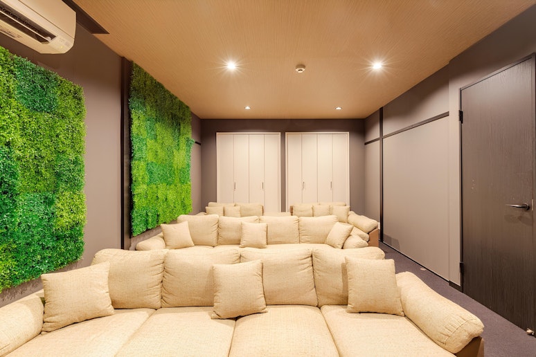 シアタールームです。写真は画面投射側からの写真です。