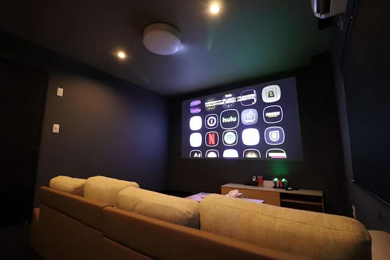 シアタールームです。暗転した状態ですと、画面が強調されよりダイナミックな空間となります。ゲーム...