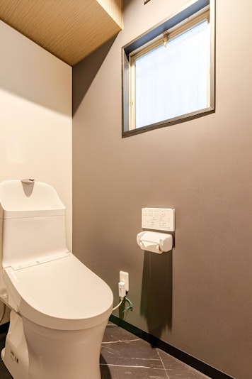 トイレはこちらのものを含めて２か所ございます。