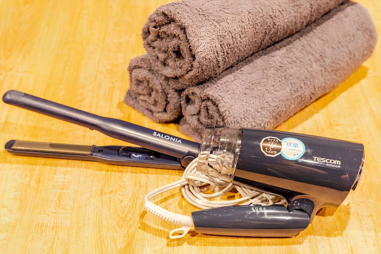 ヘアアイロン、ヘアコテ、バスタオルをご用意しております。