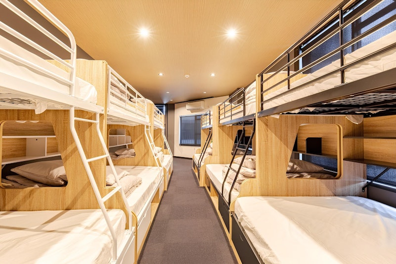 寝室です。エアコンもございますので季節や気温に応じてご利用ください。