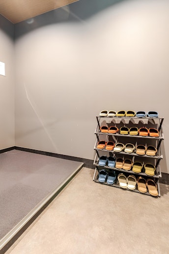 玄関部分です。必要に応じてスリッパをご使用ください。