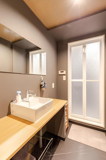 脱衣所です。もちろん施錠できますのでグループ利用の際も問題ございません。