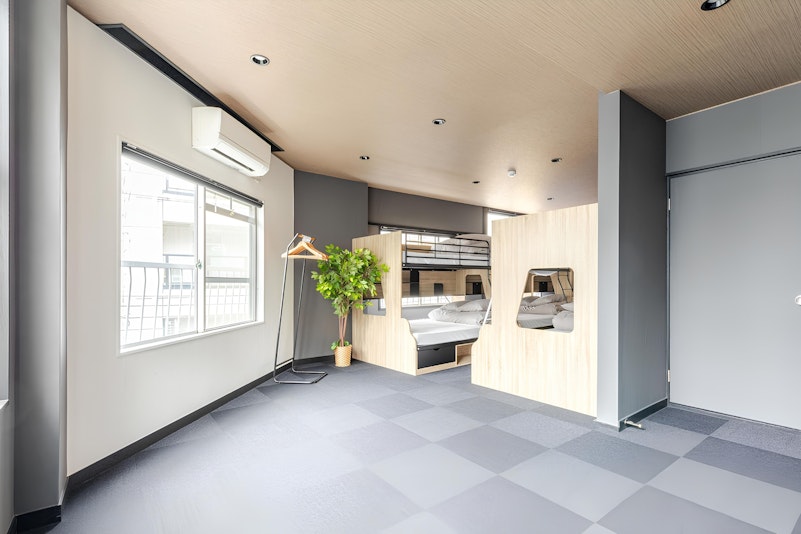 寝室です。寝室には何もないスペースもご用意しております。お荷物などはこちらで管理いただくと便利...