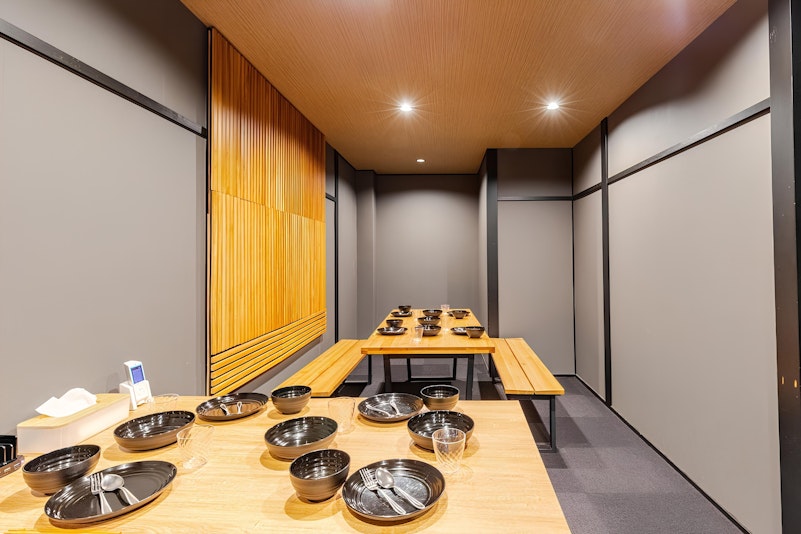 リビングスペースです。食器もございます。