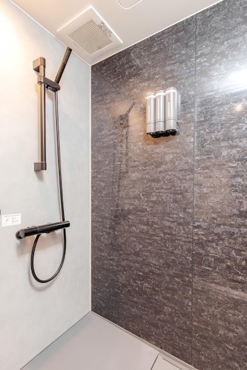 シャワースペースです。かなり広い仕様のものです。シャンプーとコンディショナー、ボディソープをご...