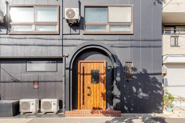 建物入口です。建物入口のみ共有となっております。