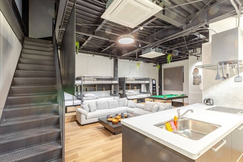 写真左の階段でシャワールームにいけます。