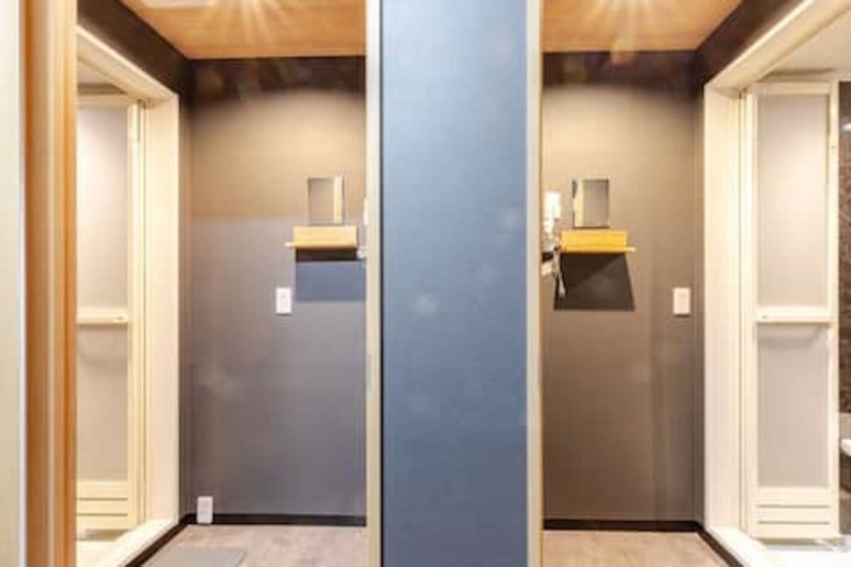 メゾネット構造にて、シャワールームだけ２階です。（共有スペースではありません。）