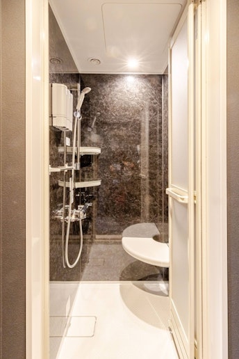 シャワールームです。２箇所ございます。