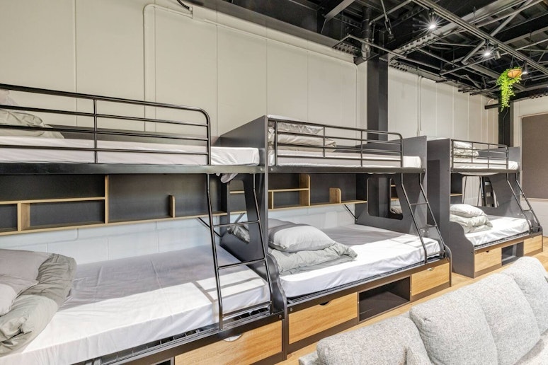 二段ベッドを3台ご用意しております。それぞれセミダブルとシングルの混合タイプです。