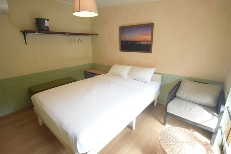 ダブルベッド１台（専用シャワートイレ付）