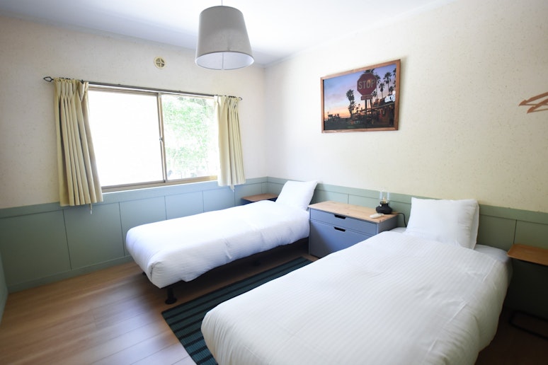 セミダブルベッド２台（定員２名）