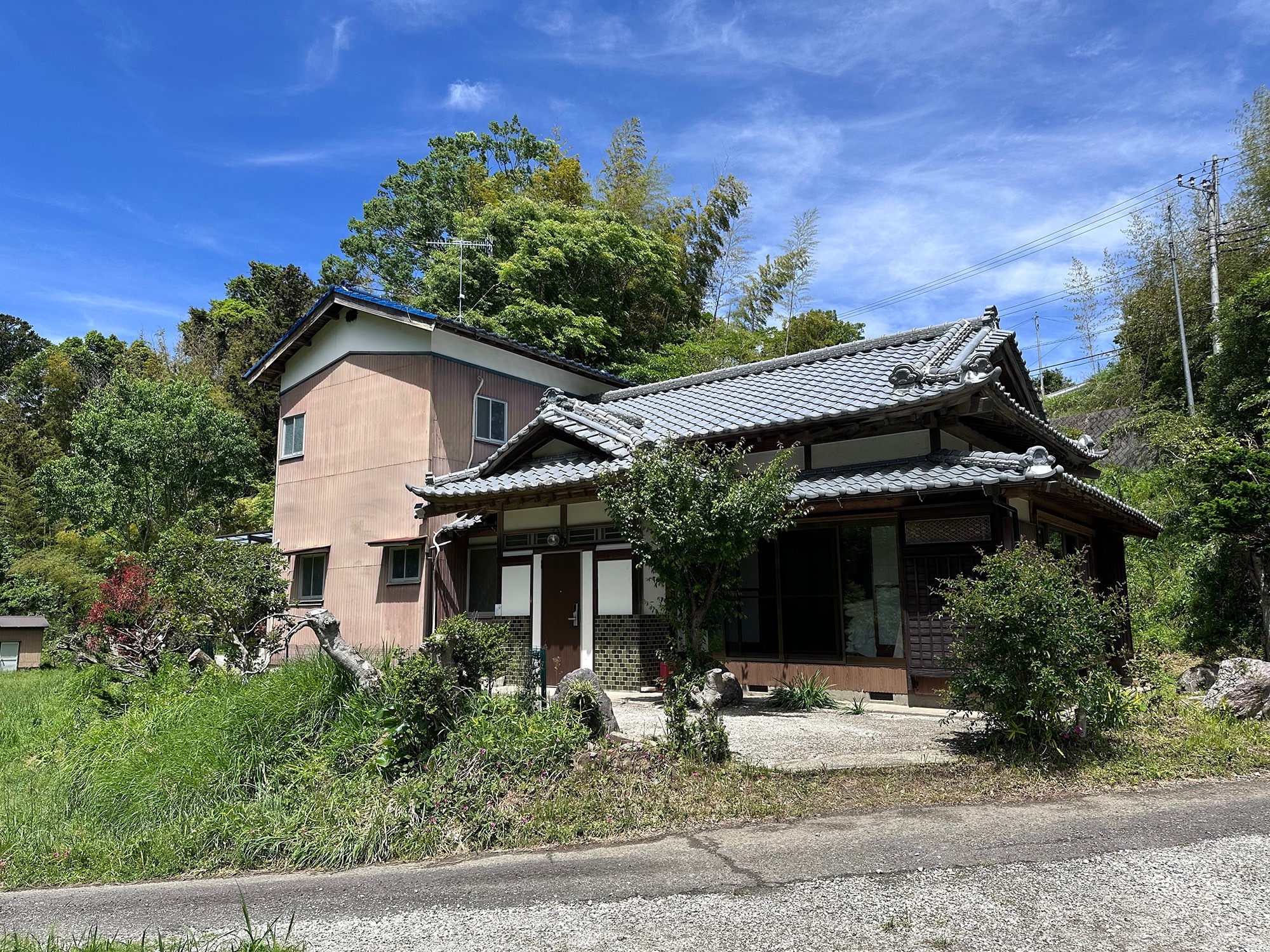 駐車場から建物正面