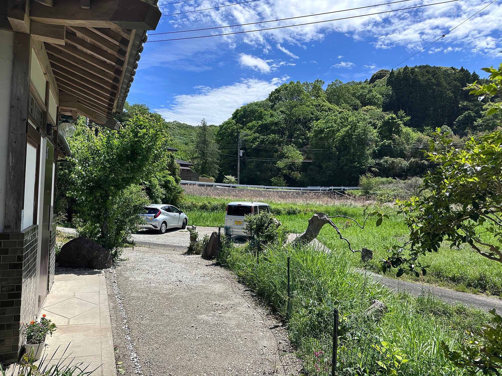 玄関前から駐車場方向