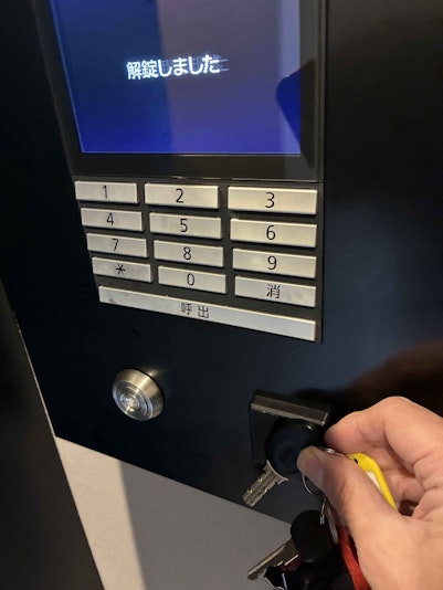 玄関に入るとき、鍵をあてて下さい