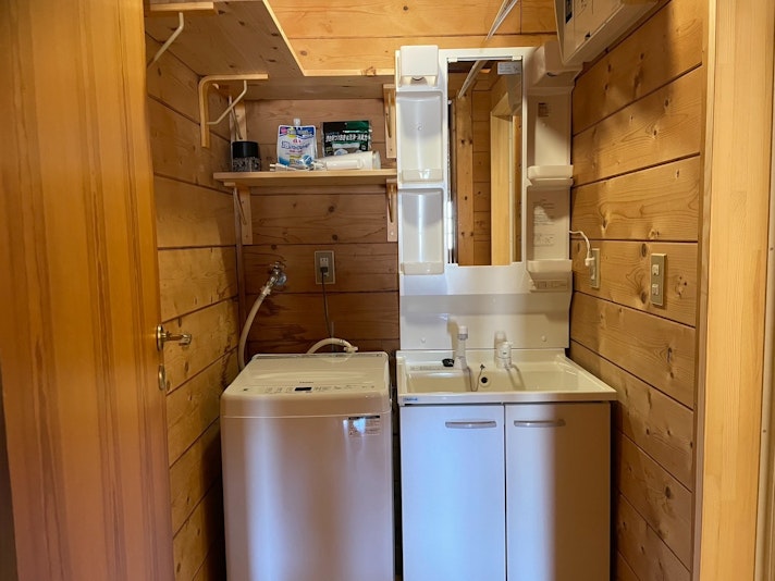 ログハウス内洗面所・洗濯機
