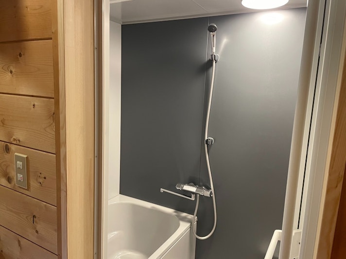ログハウス内浴室