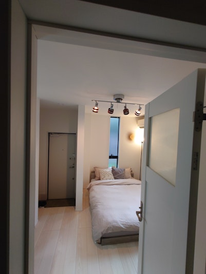 玄関からベッドは直接見えない配置です