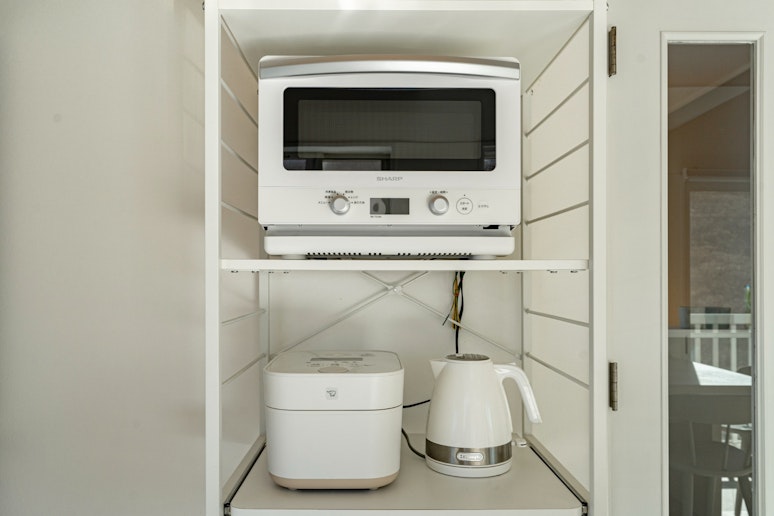 オーブンレンジ（SHARP）／炊飯器（象印）／ケトル（De'Longhi）