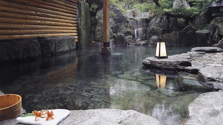 やくしの湯露天風呂　夢の湯