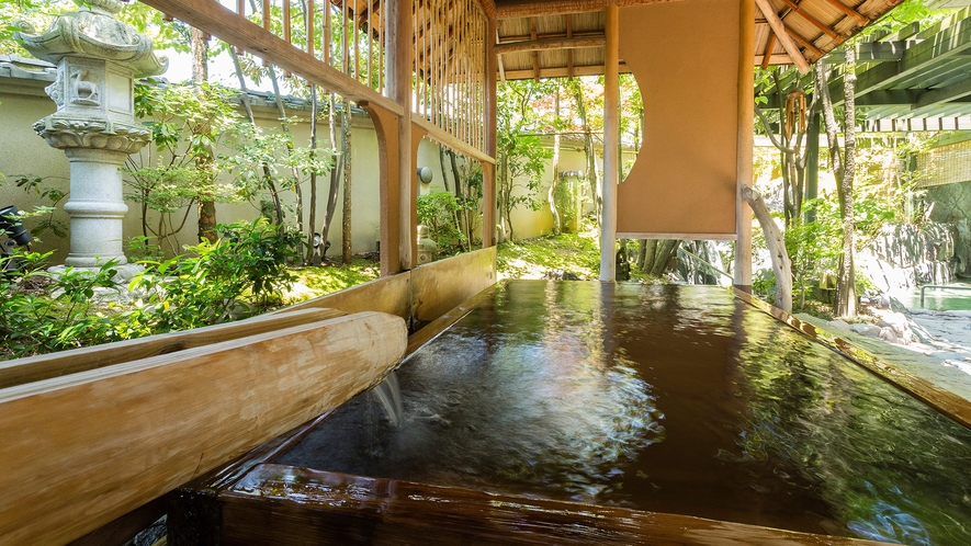 かんのんの湯露天風呂　ハーブ湯桧風呂