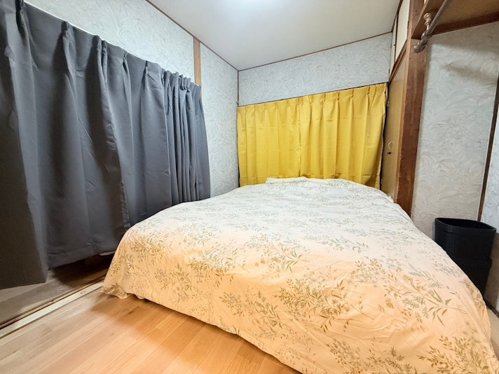 クイーンサイズベッドの寝室