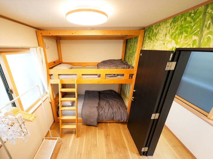 寝室１（二段ベッド１台／ソファベッド１台）