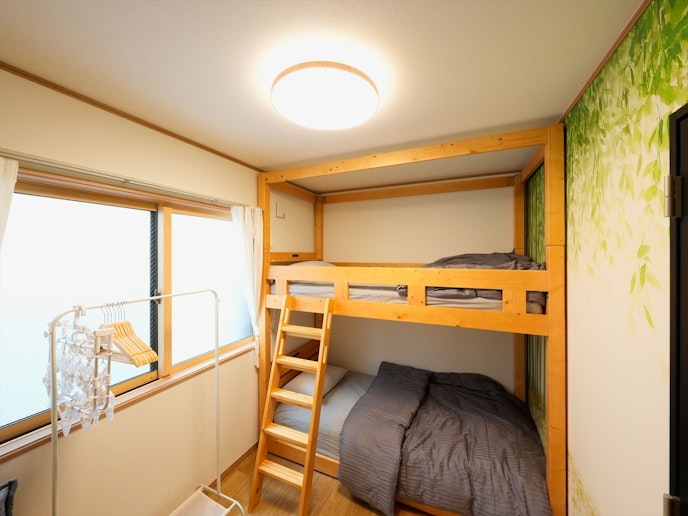 寝室１：二段ベッド１台／ソファベッド１台（２階）