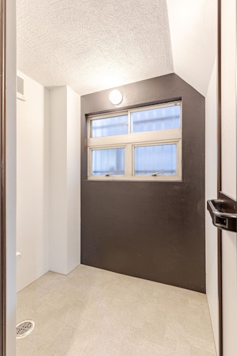 シャワールームはかなり広めです。