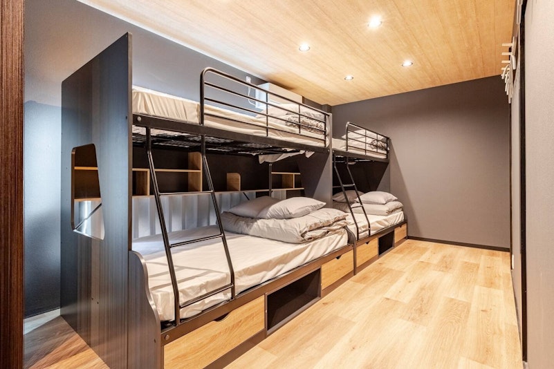 二段ベッドを２台ご用意しております。それぞれセミダブルとシングル混合です。