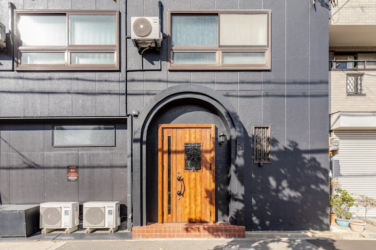 玄関部分のみ共用スペースとなります。各客室は各階を専有しております。