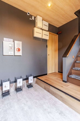 玄関部分以降は土足厳禁です。玄関は共用です。