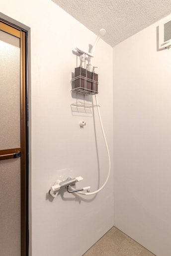 シャワールームです。ソープ類をご用意しております。