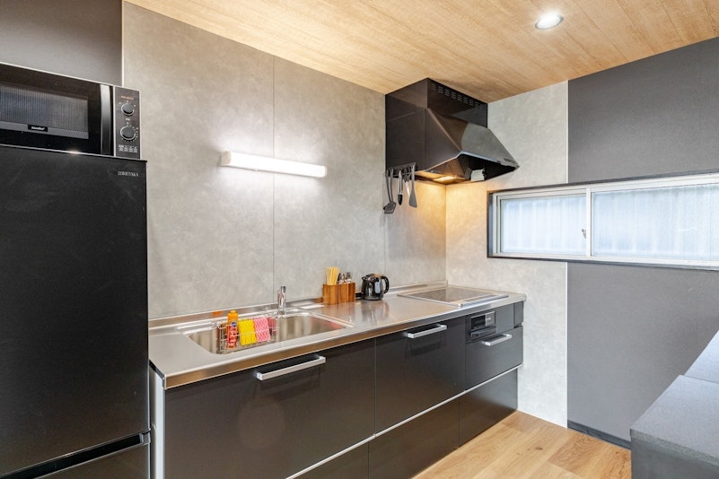 調理器具と食器をご用意しております。調味料の提供はありません。