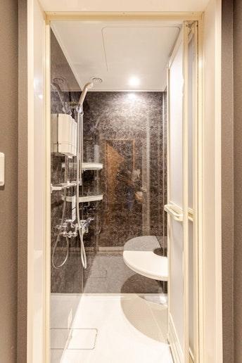 シャワールームです。ソープ類をご用意しております。