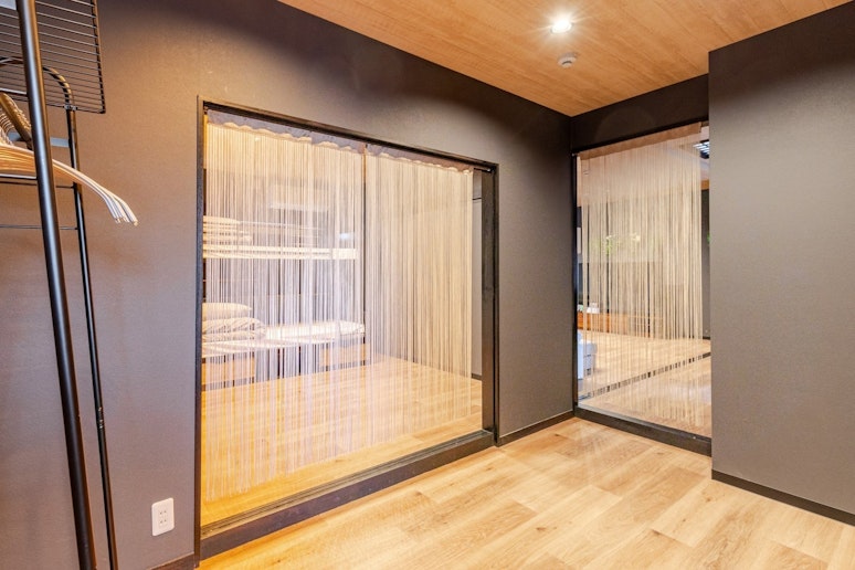 寝室（写真左）とリビングダイニングスペース（写真右）は区切られています。