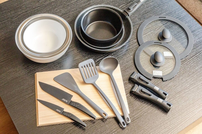 調理器具や食器は準備しております。調味料はございません。