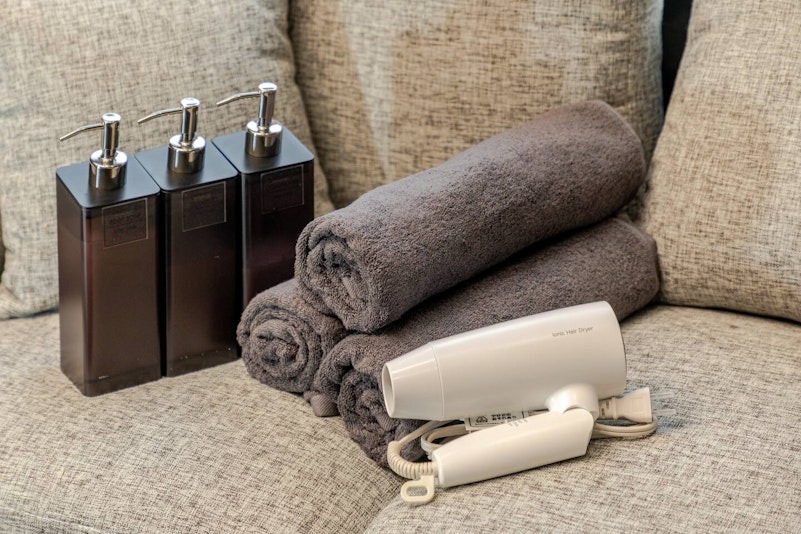 ソープ類やバスタオル、ヘアドライヤーを貸し出しております。