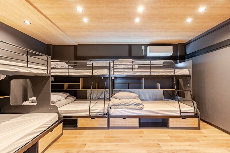 二段ベッドが３台あります。それぞれセミダブルとシングル混合です。