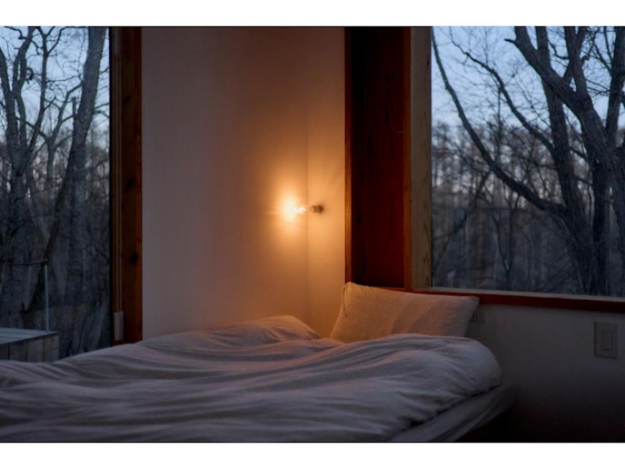 夕暮れ時の寝室