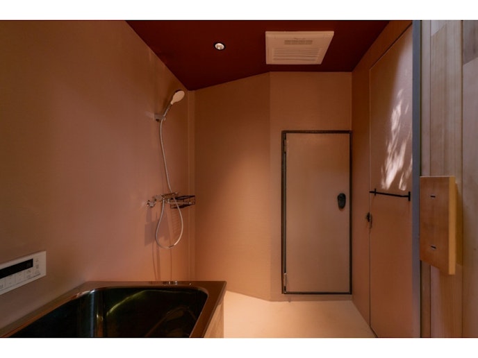 唯一シャワーとバスタブがあるお部屋でもあります。