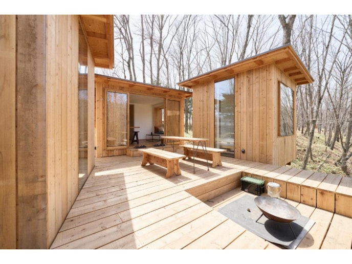 明るい時間のウッドデッキ。