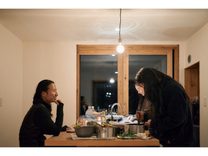 カウンターからの会話を楽しみながら。