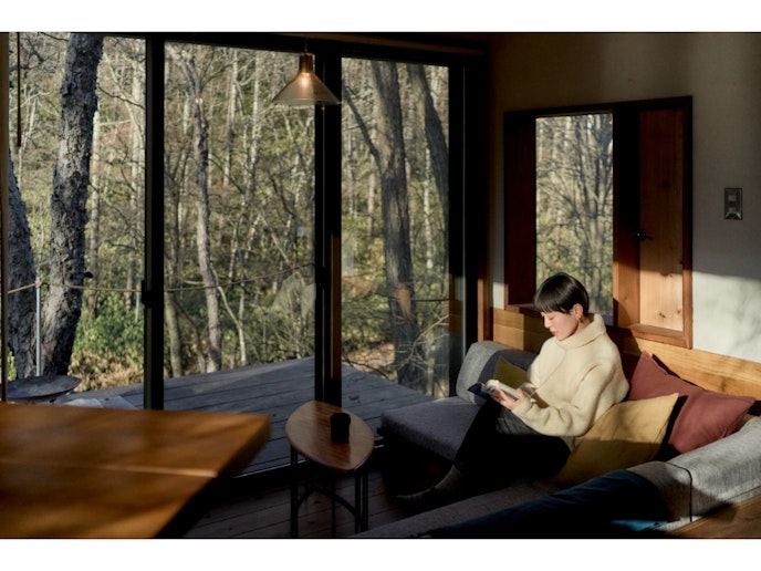 川の音を聞きながら読書