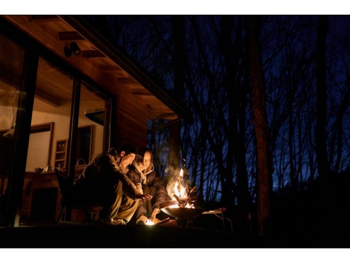 部屋を暗くすることでより焚き火を楽しめる。