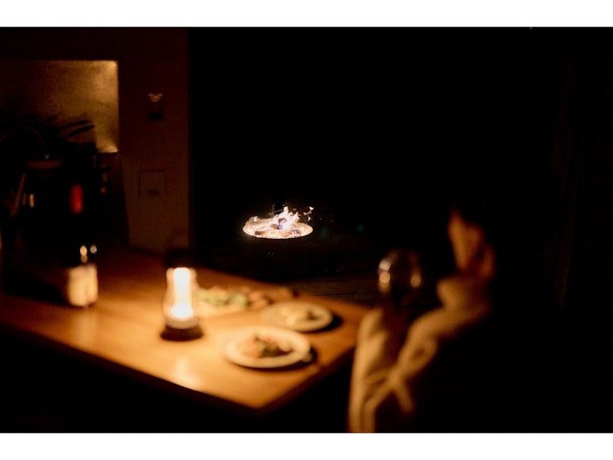 室内からも楽しめる焚き火