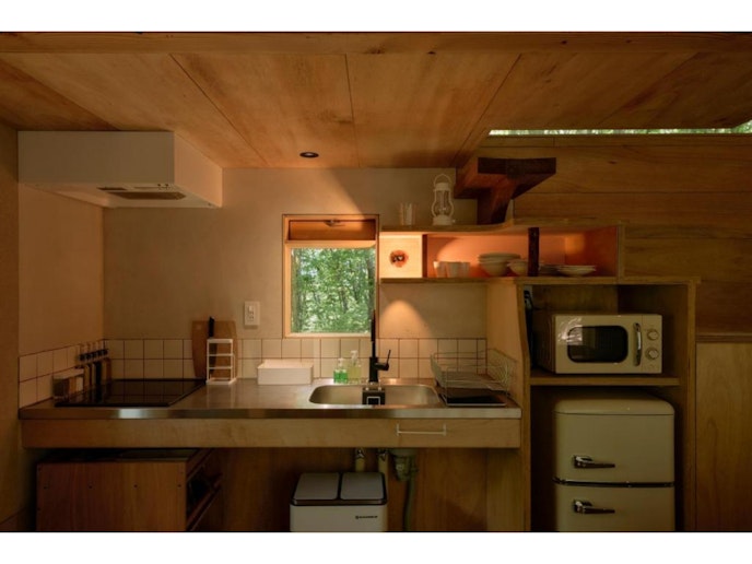 電子レンジと冷蔵庫、その他食器類を備えてます。